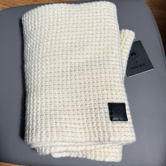 Canada Goose x Robert Mackie Waffle Infinity Loop Scarf - Ivory - Picture 13 of 13